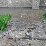 U Umci plivaju fekalije po ulicama 3