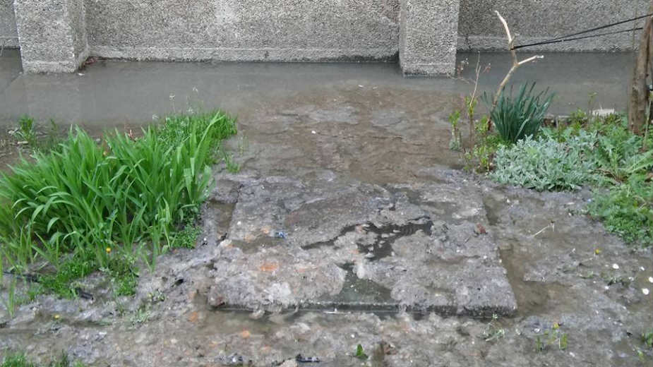 U Umci plivaju fekalije po ulicama 1