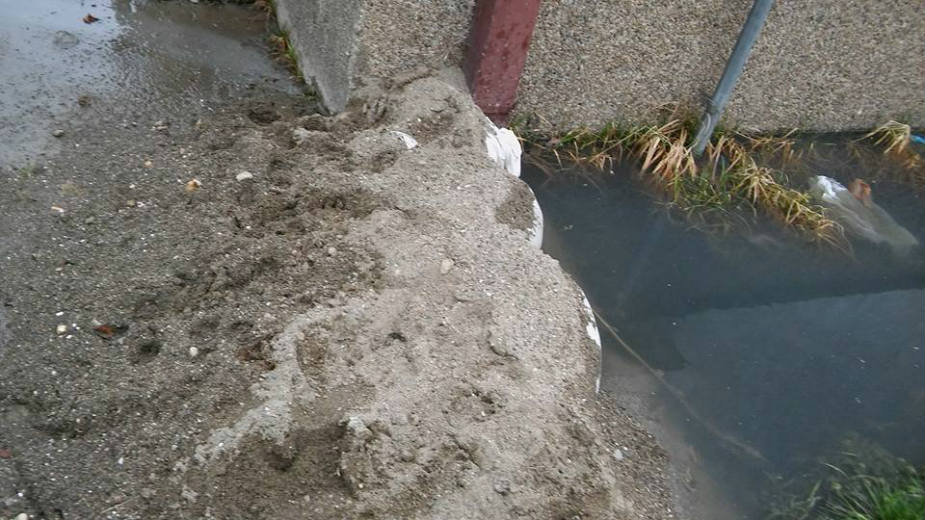 U Umci plivaju fekalije po ulicama 2