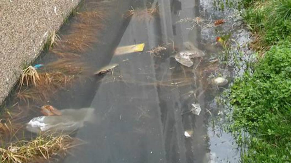 U Umci plivaju fekalije po ulicama 3