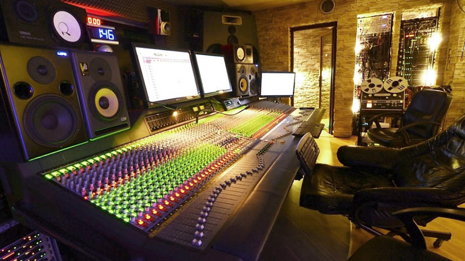 Povezane firme odnele polovinu para 1