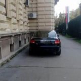 Vladini službenici parkirali ispred ulaza 1