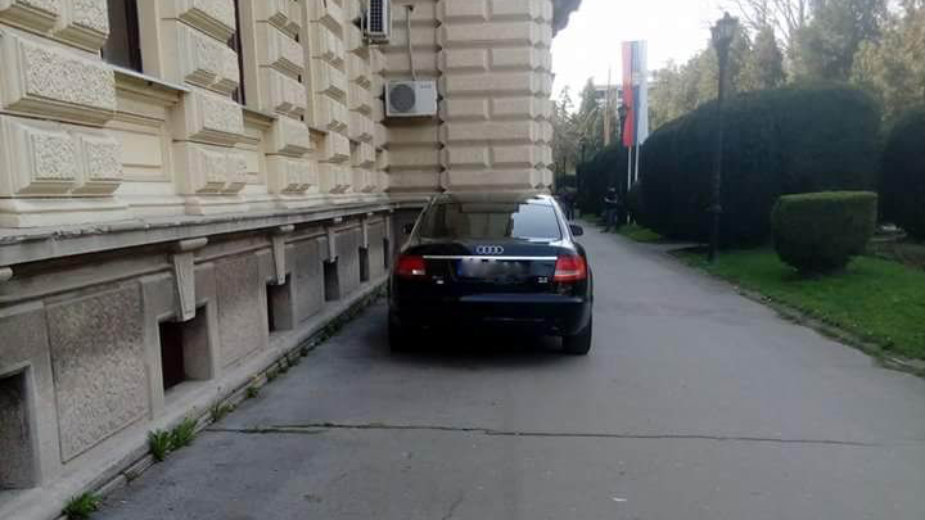 Vladini službenici parkirali ispred ulaza 1 Vladini službenici parkirali ispred ulaza 1