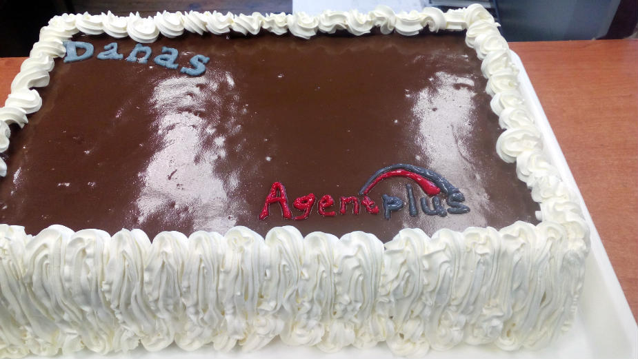 Agent plus čestitao damama iz Danasa praznik 1