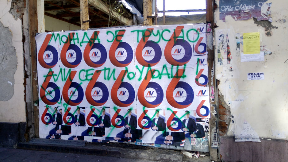 Pritvor zbog žvrljanja po Vučićevim plakatima 1