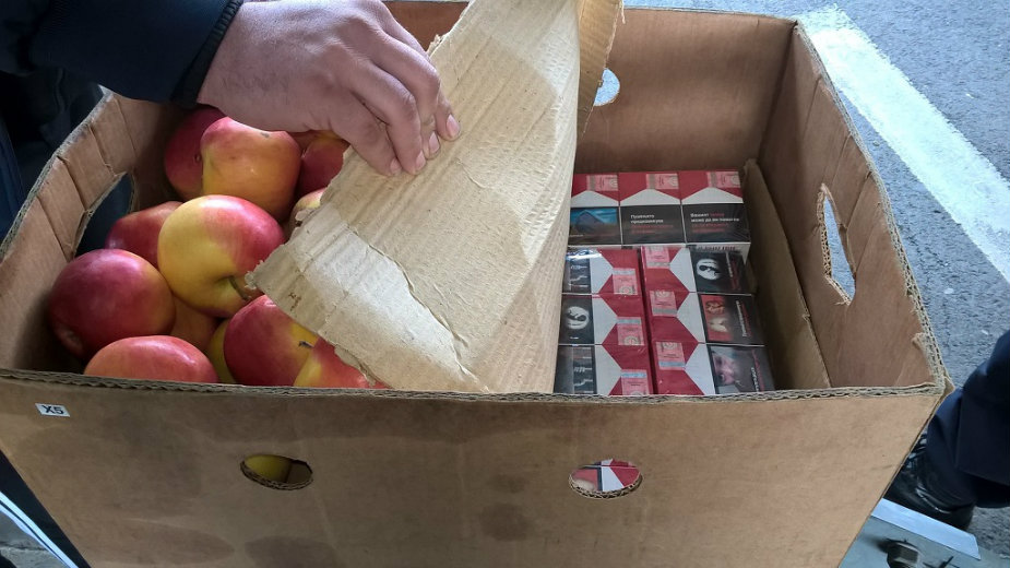 Pronašli cigarete među jabukama 1