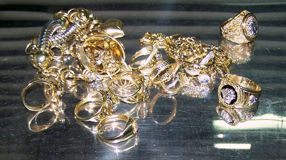 Zaplenjen nakit vredan više od dva miliona dinara 1