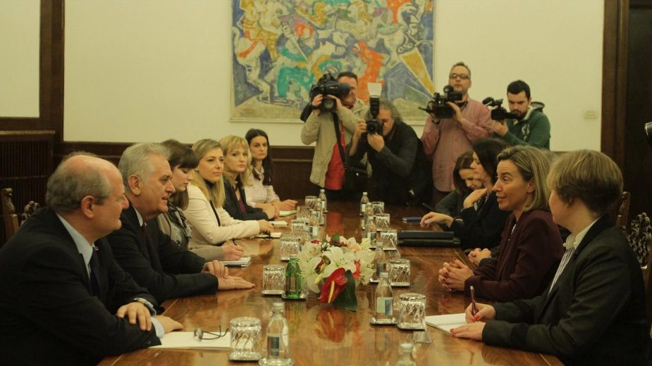 Mogerini u Skupštini uz skandiranje poslanika SRS 2 Mogerini u Skupštini uz skandiranje poslanika SRS 2