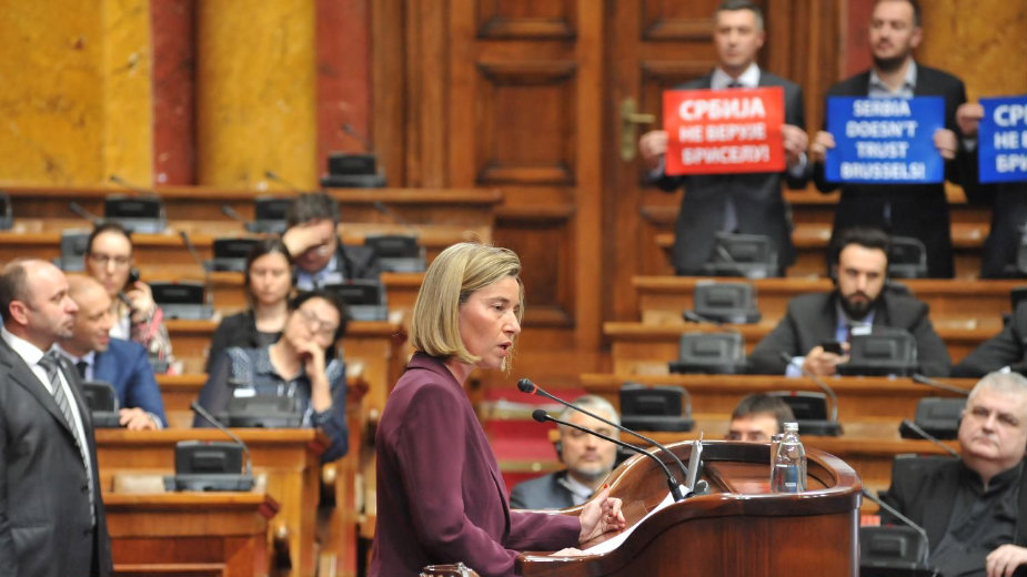 Mogerini u Skupštini uz skandiranje poslanika SRS 1