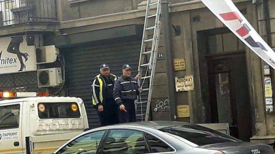 Radnici Parking servisa postavljaju Vučićeve banere 1