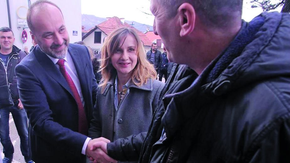 Trampovska kampanja u Srbiji - učestvuju supruge i ćerke 3