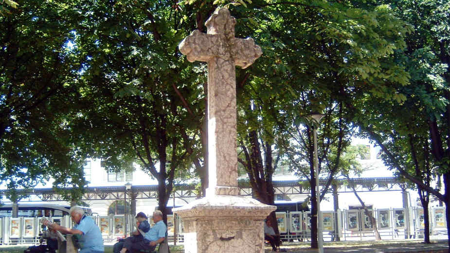 Krst sa Male pijace: Spomenik u slavu neznanog junaka 1