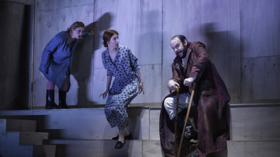 U "Carstvu mraka" glumci odvojeni od publike 1