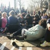 Protestuju majke, bivši radnici i meštani naselja 12