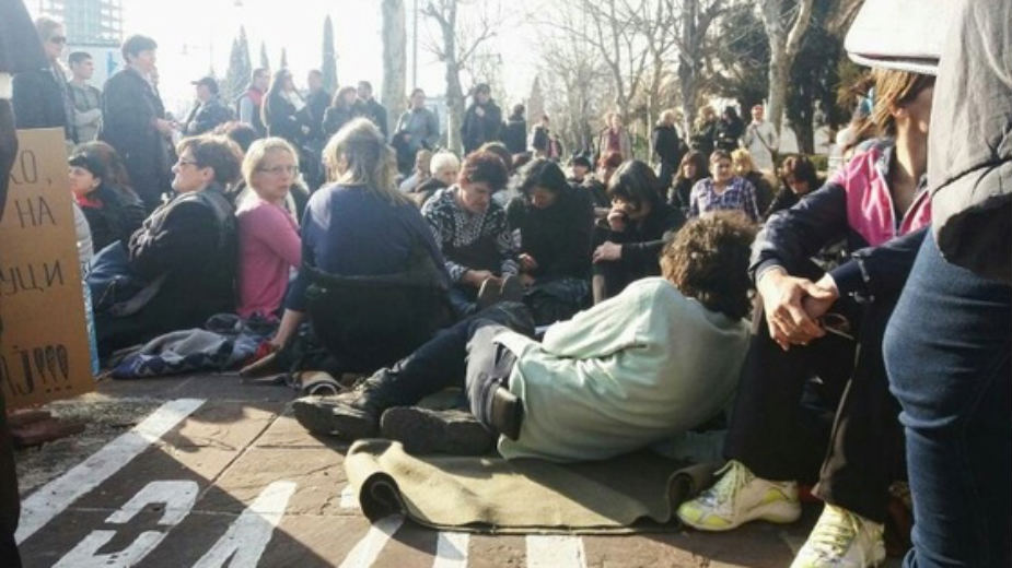 Protestuju majke, bivši radnici i meštani naselja 1 Protestuju majke, bivši radnici i meštani naselja 1