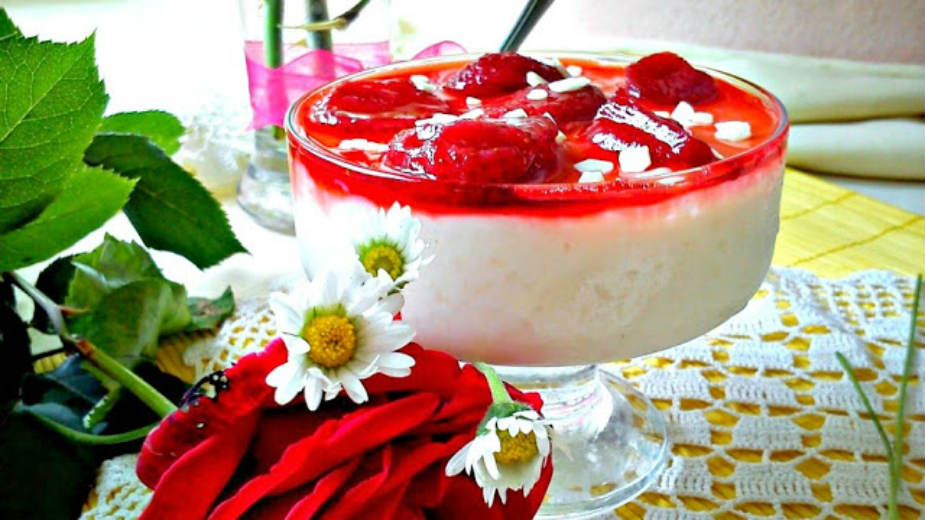 Recept nedelje: Sutlijaš sa grizom i prelivom od jagoda 1