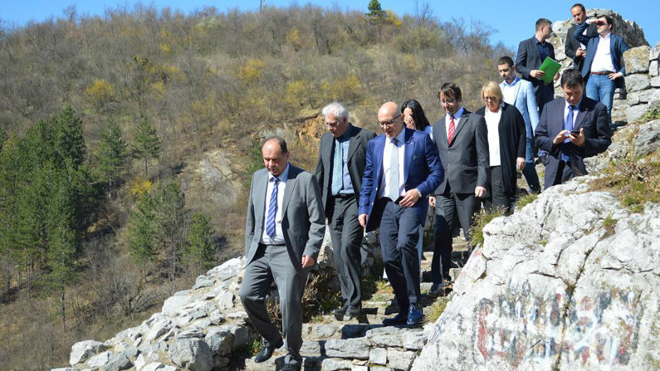 Posete koincidiraju sa predsedničkom kampanjom 1