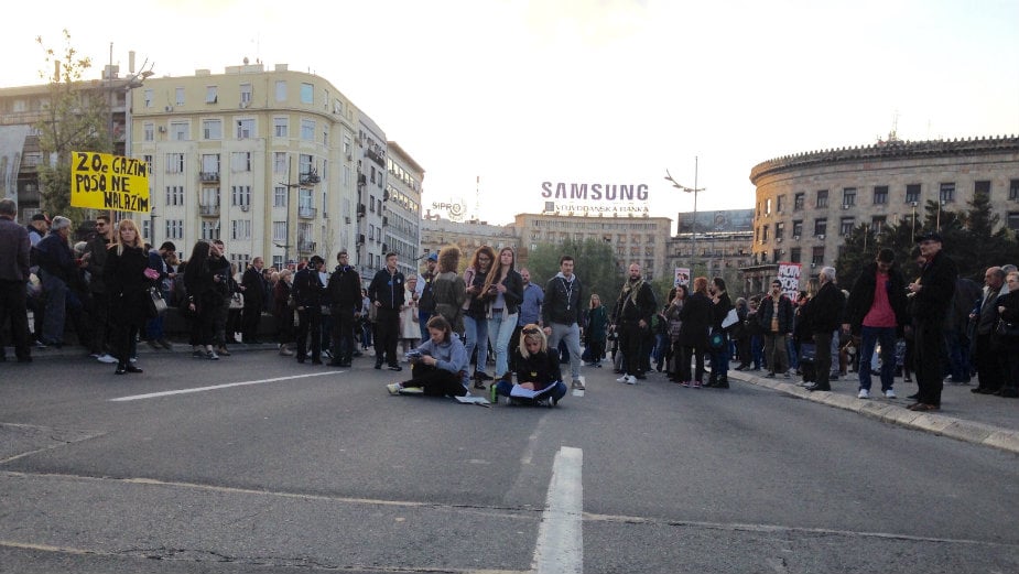 Završen Protest protiv diktature, performans ispred Informera (VIDEO) 1