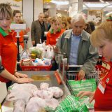 Građanima polovina zarade ode na hranu i kiriju 12