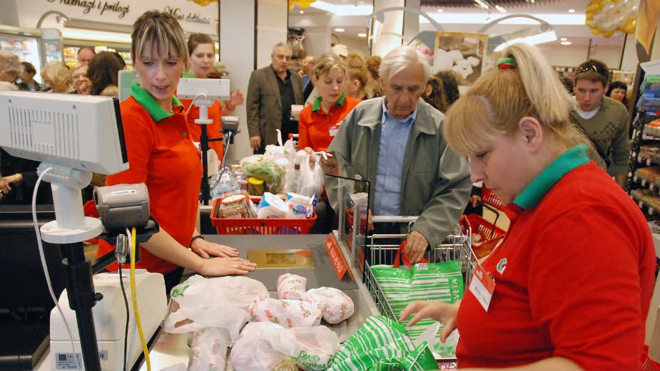 Građanima polovina zarade ode na hranu i kiriju 1