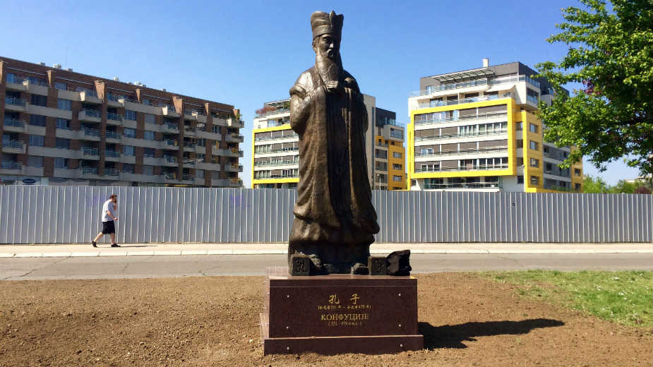 Spomenik Konfučiju završio na parkingu 1