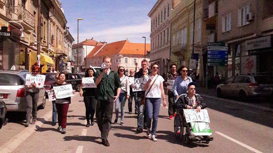 Dan 24: Građani blokirali prilaz zgradi RTS (VIDEO) 5 Dan 24: Građani blokirali prilaz zgradi RTS (VIDEO) 5