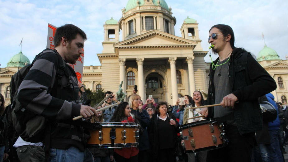 Ko stoji iza okupljanja mladih u gradovima Srbije? 1