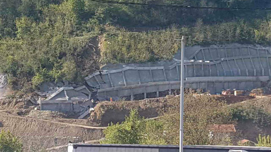 Urušio se deo potpornog zida Koridora 10 kod Predejana 1