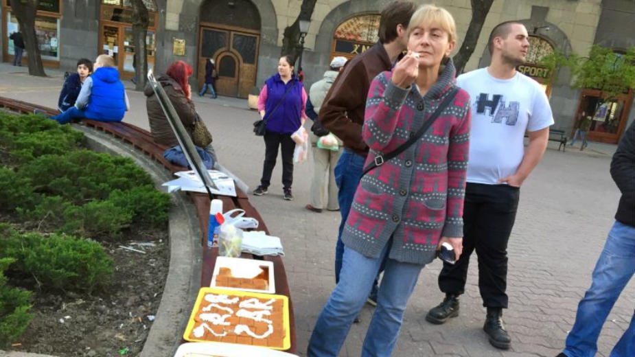 Završen Protest protiv diktature, performans ispred Informera (VIDEO) 3 Završen Protest protiv diktature, performans ispred Informera (VIDEO) 3