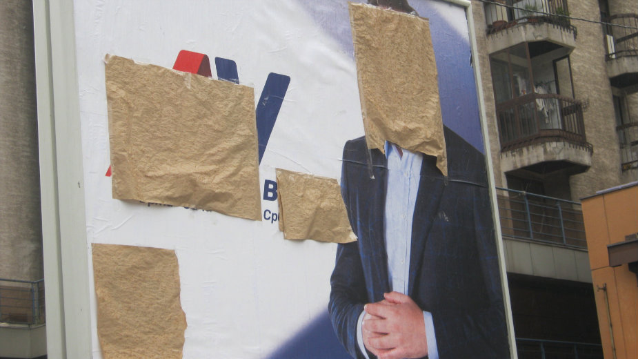 Prelepljen bilbord sa likom Vučića 1 Prelepljen bilbord sa likom Vučića 1
