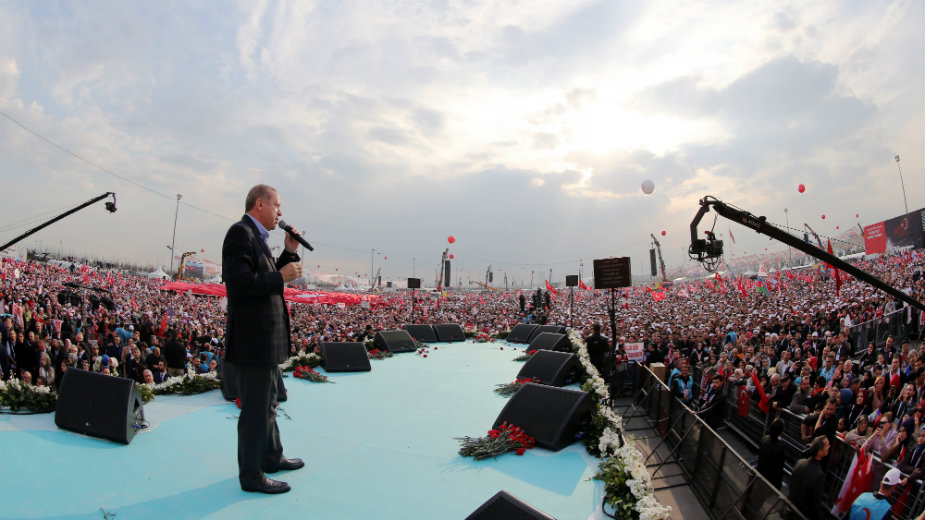 Stotine hiljada ljudi uz Erdogana 1