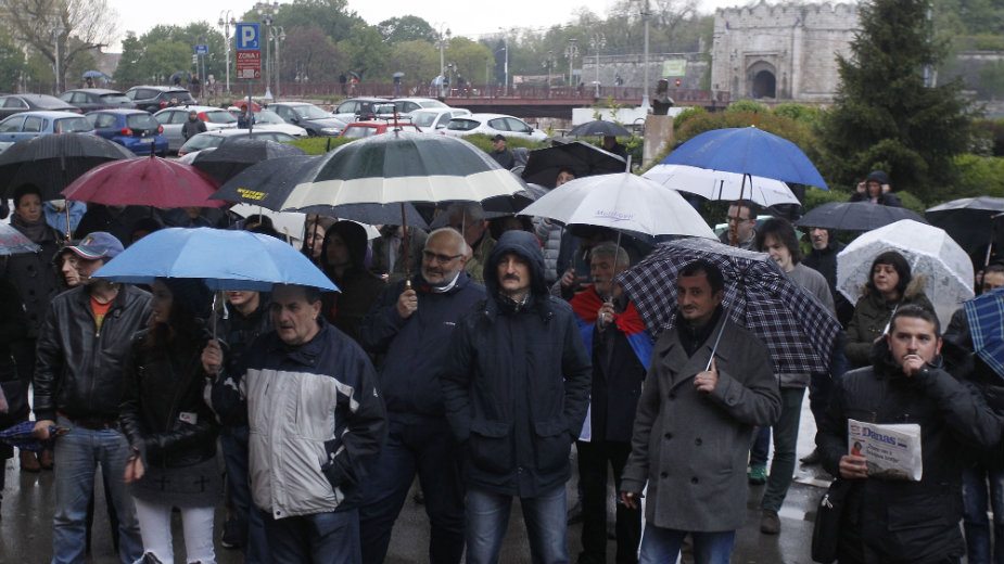 Šešelj naleteo kolima na demonstrante i pretio pištoljem (VIDEO) 5 Šešelj naleteo kolima na demonstrante i pretio pištoljem (VIDEO) 5
