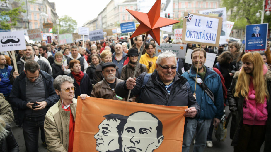 Protest u Budimpešti, podsmevanje politici Orbana 1