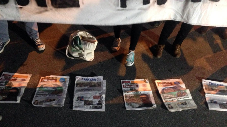 Dan 24: Građani blokirali prilaz zgradi RTS (VIDEO) 2 Dan 24: Građani blokirali prilaz zgradi RTS (VIDEO) 2