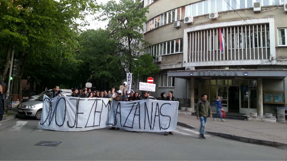Završen Protest protiv diktature, performans ispred Informera (VIDEO) 4