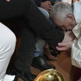 Papa prao noge ženama i muslimanu 3