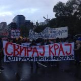 Šešelj naleteo kolima na demonstrante i pretio pištoljem (VIDEO) 1