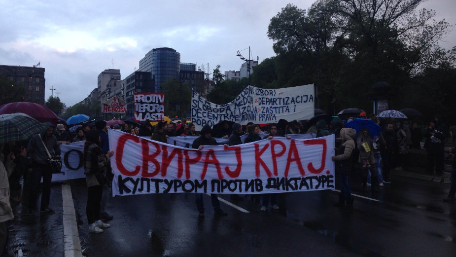 Šešelj naleteo kolima na demonstrante i pretio pištoljem (VIDEO) 1