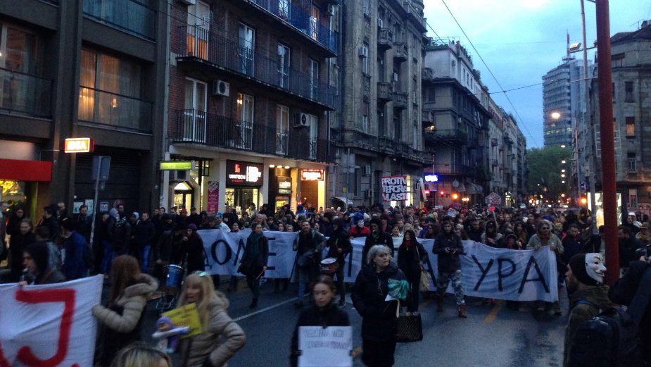 Šešelj naleteo kolima na demonstrante i pretio pištoljem (VIDEO) 2 Šešelj naleteo kolima na demonstrante i pretio pištoljem (VIDEO) 2