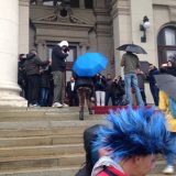 Okupljanje na stepenicama i pred samim vratima parlamenta 8