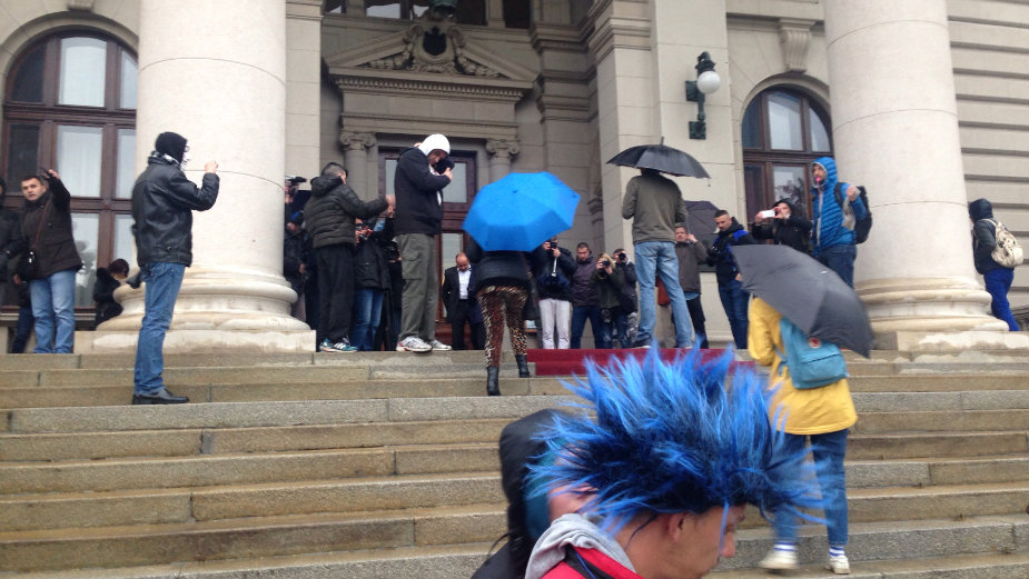 Okupljanje na stepenicama i pred samim vratima parlamenta 1