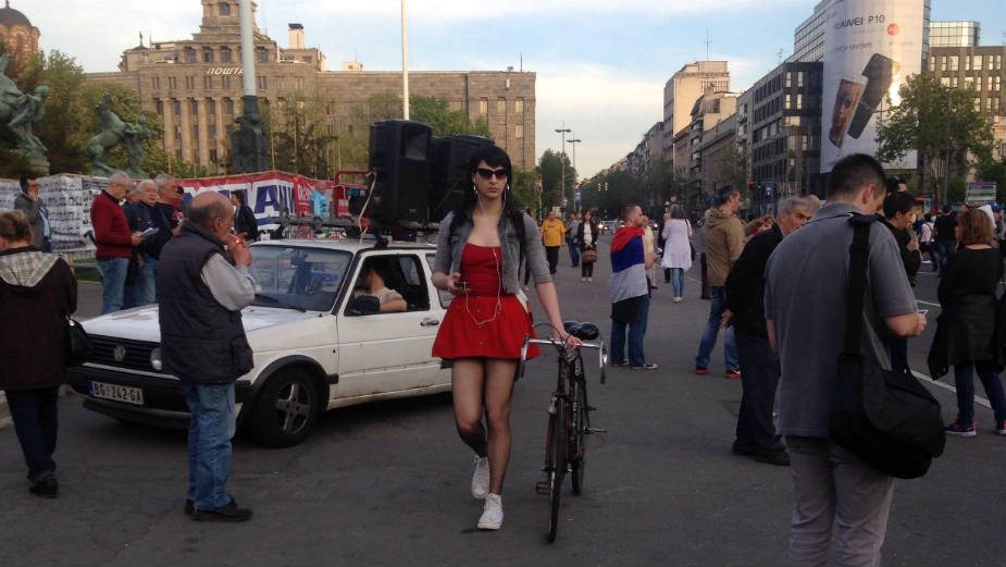 Dan 24: Građani blokirali prilaz zgradi RTS (VIDEO) 3 Dan 24: Građani blokirali prilaz zgradi RTS (VIDEO) 3