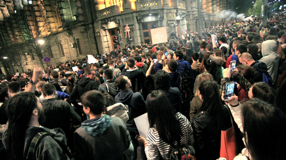 Ispred Vlade danas studenti, mladi, vojnici, policajci... 1