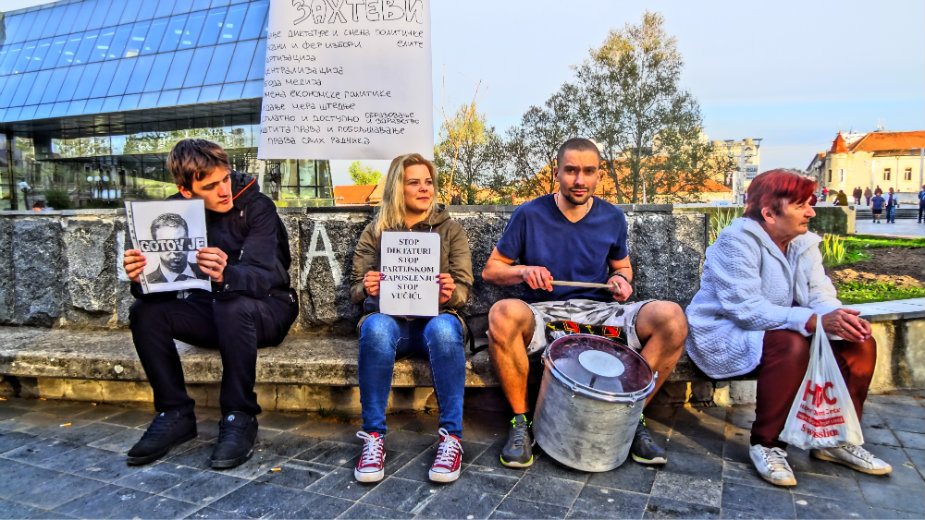 Šešelj naleteo kolima na demonstrante i pretio pištoljem (VIDEO) 4 Šešelj naleteo kolima na demonstrante i pretio pištoljem (VIDEO) 4