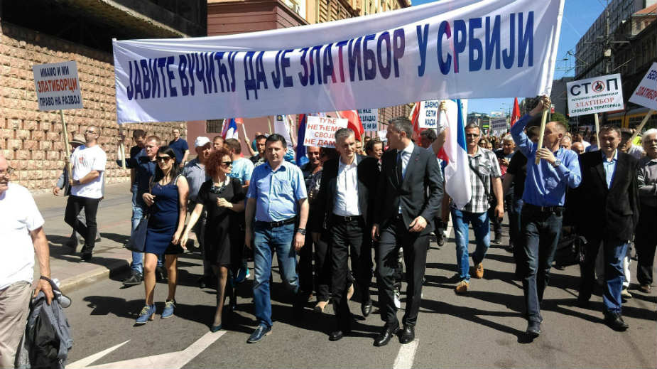 Zaigrali užičko kolo ispred Vlade 1