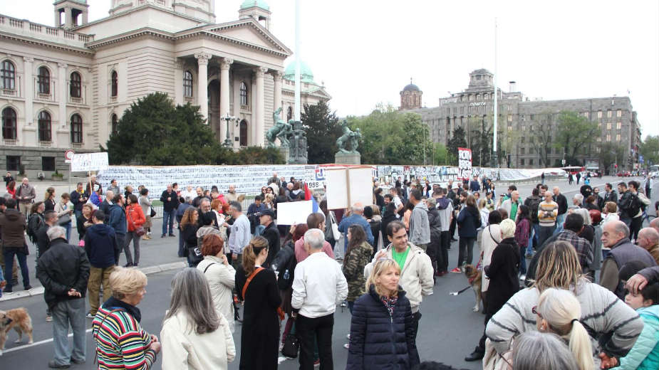 I pristalice i protivnici ispred parlamenta 1