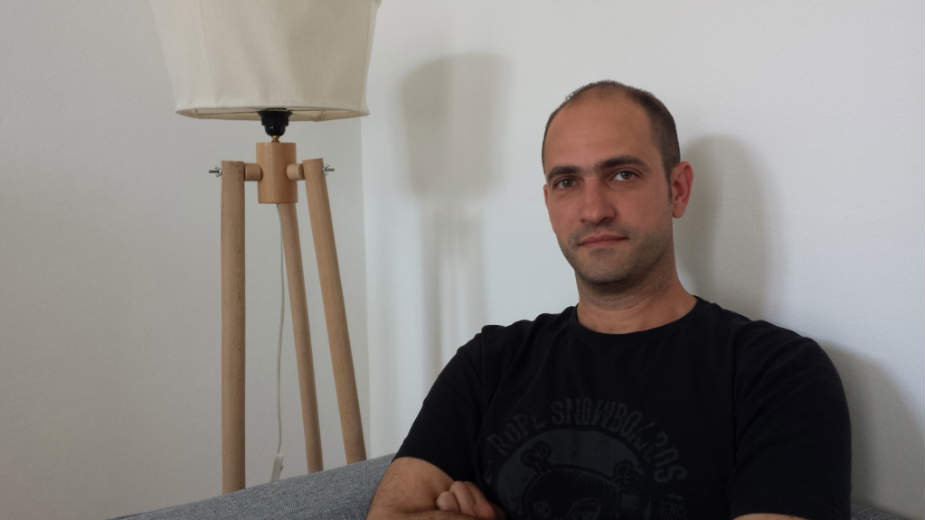 Od Vučića i Dačića tražio dinar zbog ratova, inflacije... 1 Od Vučića i Dačića tražio dinar zbog ratova, inflacije... 1