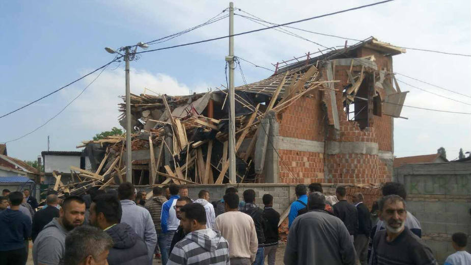 Molitva ispred srušenog objekta Islamske zajednice 1