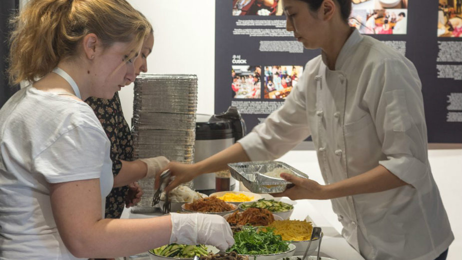 Jedinstveni kulinarski spektakl: Korejska slava u Manakovoj kući 1