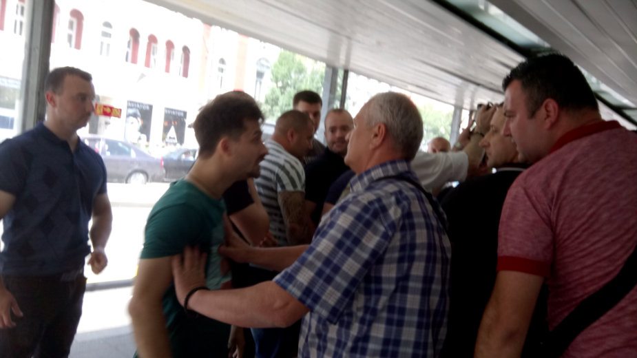 Tuča Vučićevih pristalica i protivnika na Terazijama 2 Tuča Vučićevih pristalica i protivnika na Terazijama 2